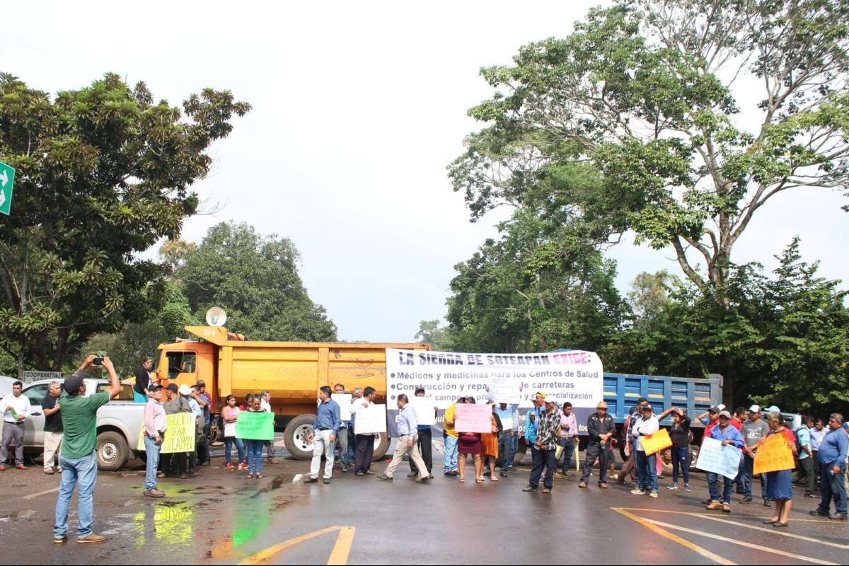 Campesinos de la Sierra de Soteapan toman carreteras del sur de Veracruz; denuncian que gobierno estatal los ignora