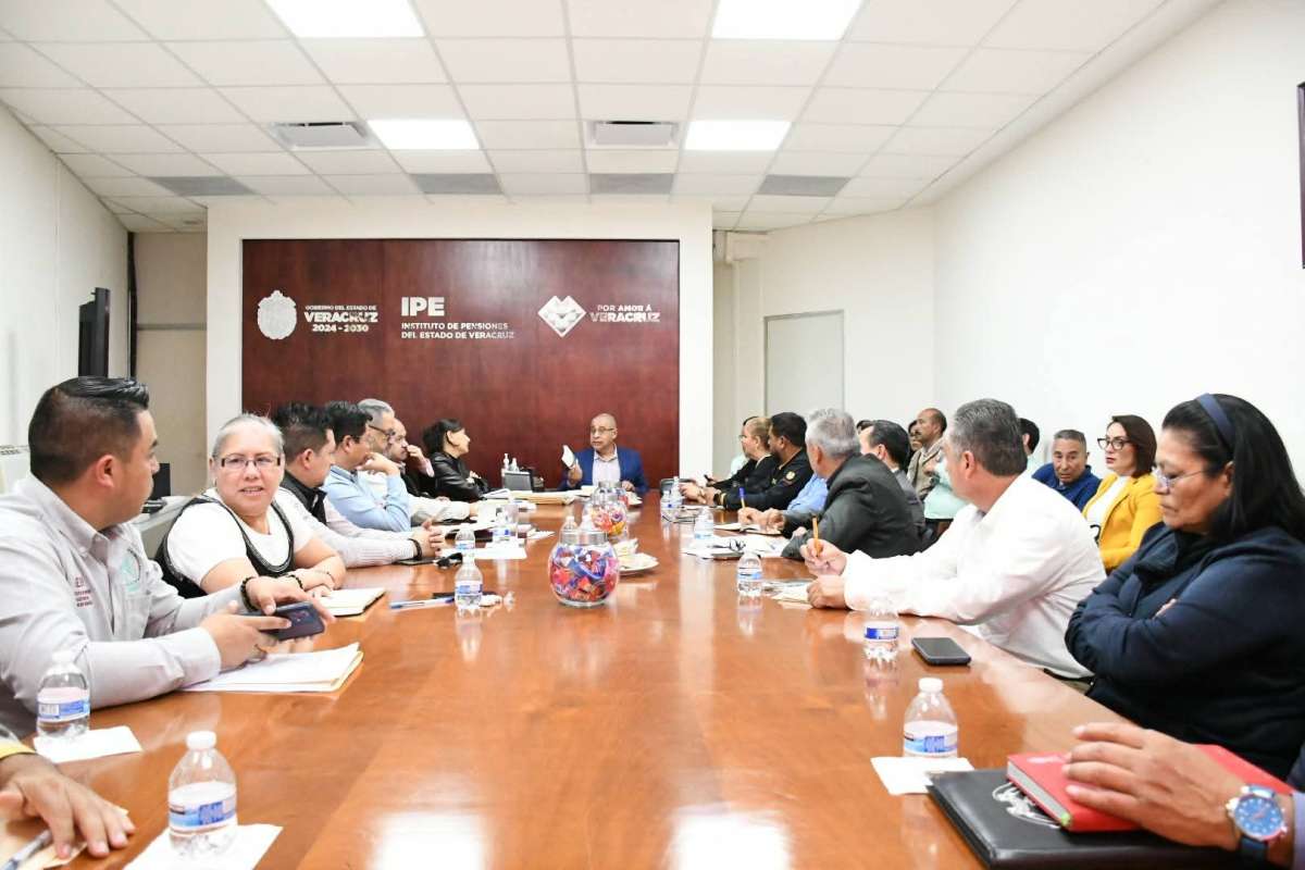 Unión de Líderes Sindicales del Estado de Veracruz se reúnen con el director del IPE