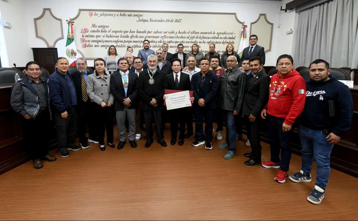 Reconoce Cabildo trayectoria y logros de Daniel Aceves