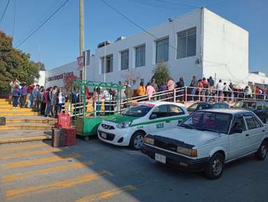 Inconformidad de derechohabientes del ISSSTE por la larga fila para obtener cita de especialidades