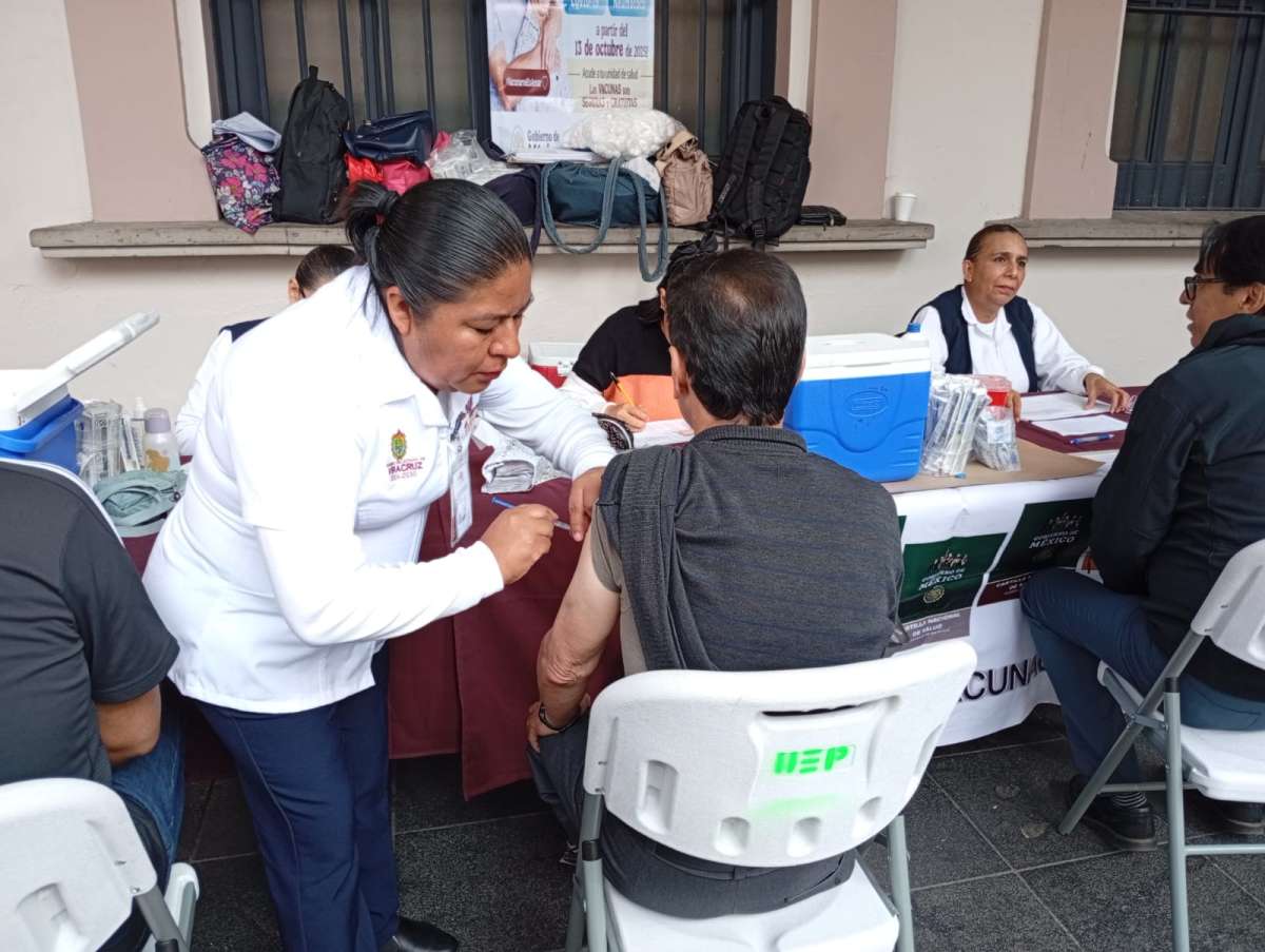 Instala SESVER módulos de vacunación contra influenza, COVID 19 y neumococo en varios puntos de Xalapa