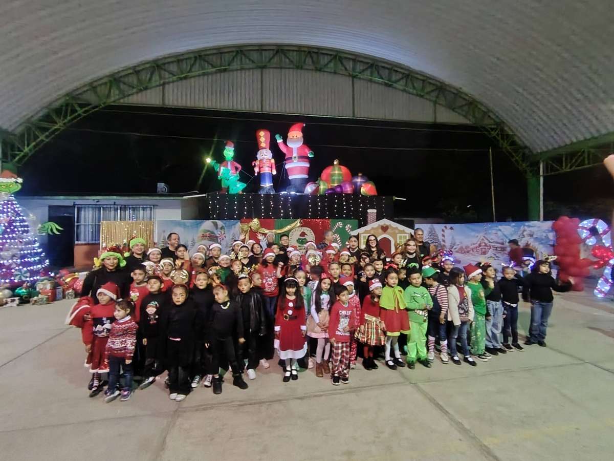 Encendido del Pino Navideño y festival en la Escuela Antonio M. Quirasco y en la Francisco I. Madero en Pánuco    
