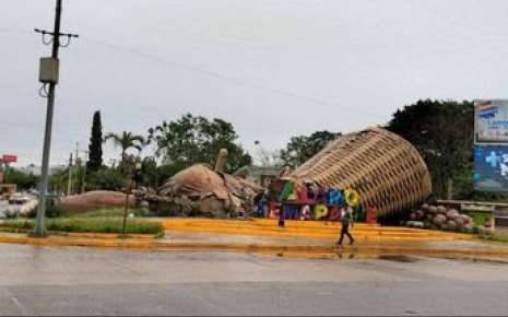 Colapsa monumento de El Colotero en la ciudad de Álamo, lluvias e inundaciones del pasado 10 de octubre dañaron su estructura