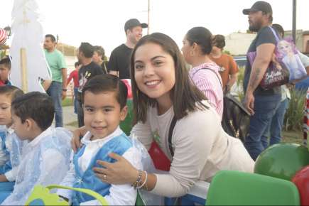 Lucido Desfile y Festival Navideño del Colegio John F. Kennedy Maternal Preescolar