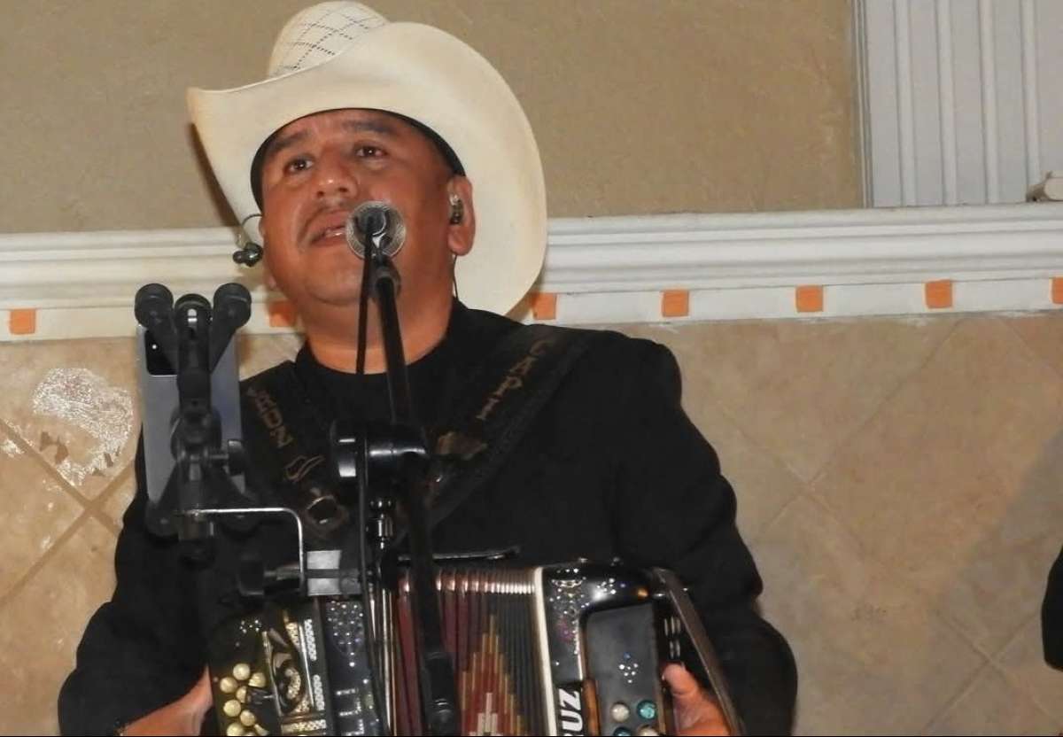 Feliz Cumpleaños al   Capi Cruz, Cantante de la Agrupación Musical Hermanos Cruz Jr.