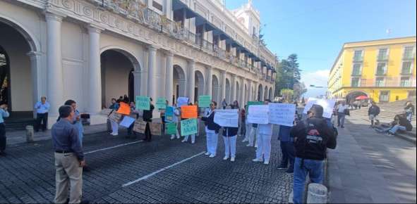 Trabajadores del IMSS Bienestar se manifiestan y bloquean calles del centro de Xalapa
