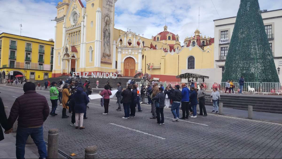 Trabajadores del Hospital Civil Luis F. Nachón mantienen bloqueos de la Avenida Juan de la Luz Enríquez frente a palacio de gobierno