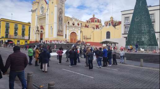 Trabajadores del Hospital Civil Luis F. Nachón mantienen bloqueos de la Avenida Juan de la Luz Enríquez frente a palacio de gobierno