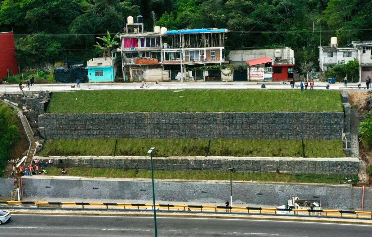 Entrega Alberto Islas muro de contención en la 21 de Marzo