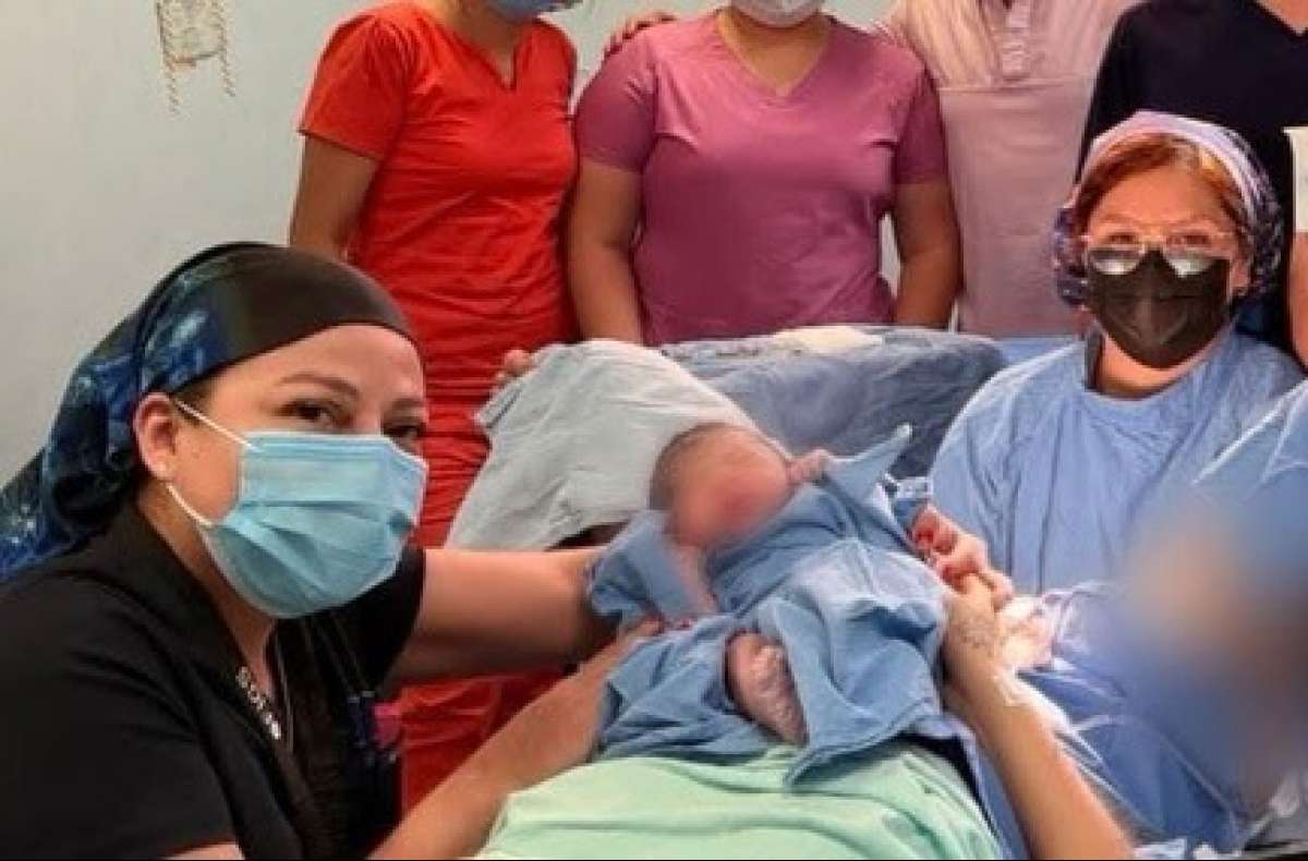 Dos bebés nacen en el primer minuto del 2026, el alumbramiento se dio en los hospitales de Chicontepec y de Minatitlán del IMSS