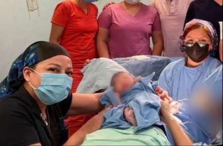 Dos bebés nacen en el primer minuto del 2026, el alumbramiento se dio en los hospitales de Chicontepec y de Minatitlán del IMSS
