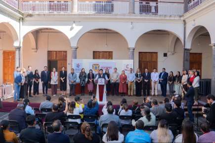Presenta presidente municipal de Coatepec Nacho Luna a su equipo de trabajo.