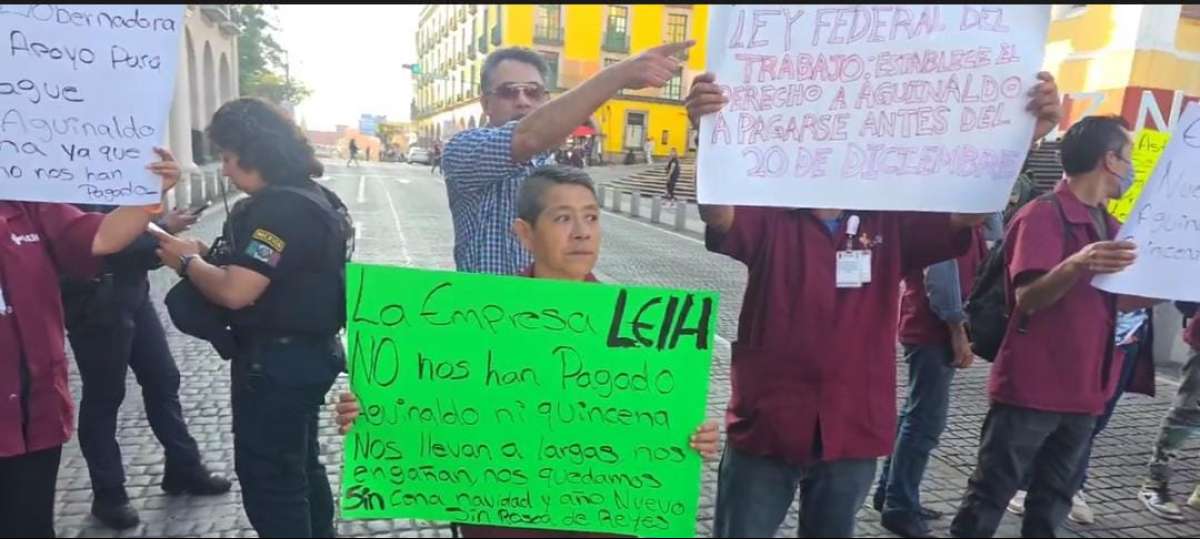 Personal de LEIH cierra la vialidad de la Avenida Juan de la Luz Enríquez, empresa no pagó salarios ni aguinaldo