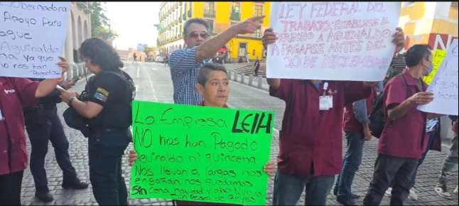 Personal de LEIH cierra la vialidad de la Avenida Juan de la Luz Enríquez, empresa no pagó salarios ni aguinaldo