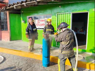 Protección Civil y Bomberos atienden incidente por cilindro de gas en la zona centro de Coatepec   