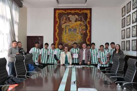 Ayuntamiento de Xalapa impulsa a las juventudes a través del deporte; se entregaron uniformes al equipo de fútbol Unión FC de El Cafetal