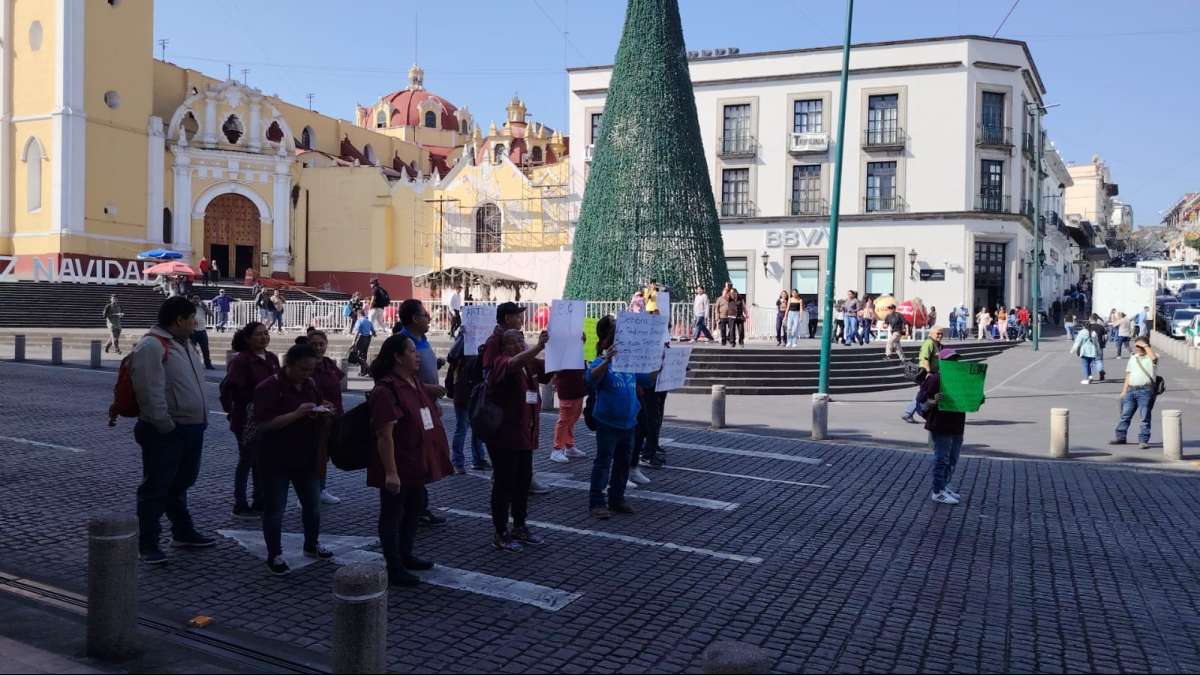 Vuelven a bloquear el centro de Xalapa trabajadores de LEIH para exigir pagos de salarios y aguinaldo
