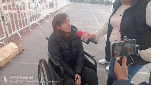 Educadora con síndrome de Guillain-Barré se manifiesta en la Plaza Sebastián Lerdo en Xalapa