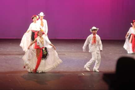 Exitoso espectáculo Entre Reyes Magos y Zapateados en el Teatro del Estado   