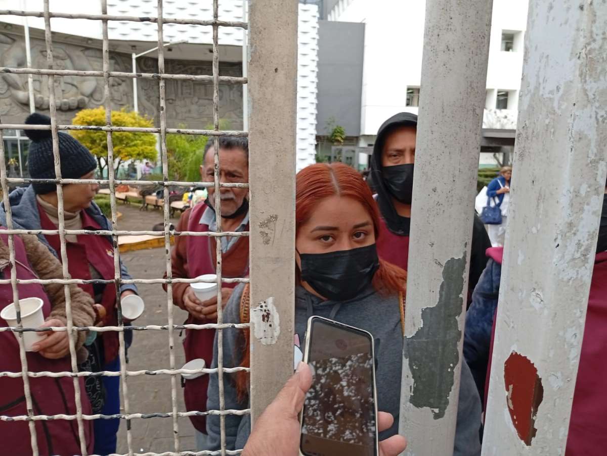 De nueva cuenta bloquean la Avenida Ruiz Cortines en Xalapa trabajadores de limpieza del CAE, exigen pago de adeudos salariales