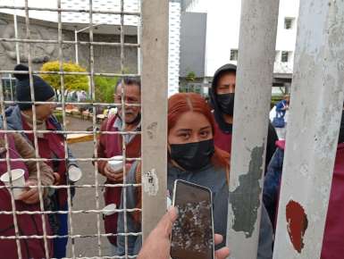 De nueva cuenta bloquean la Avenida Ruiz Cortines en Xalapa trabajadores de limpieza del CAE, exigen pago de adeudos salariales