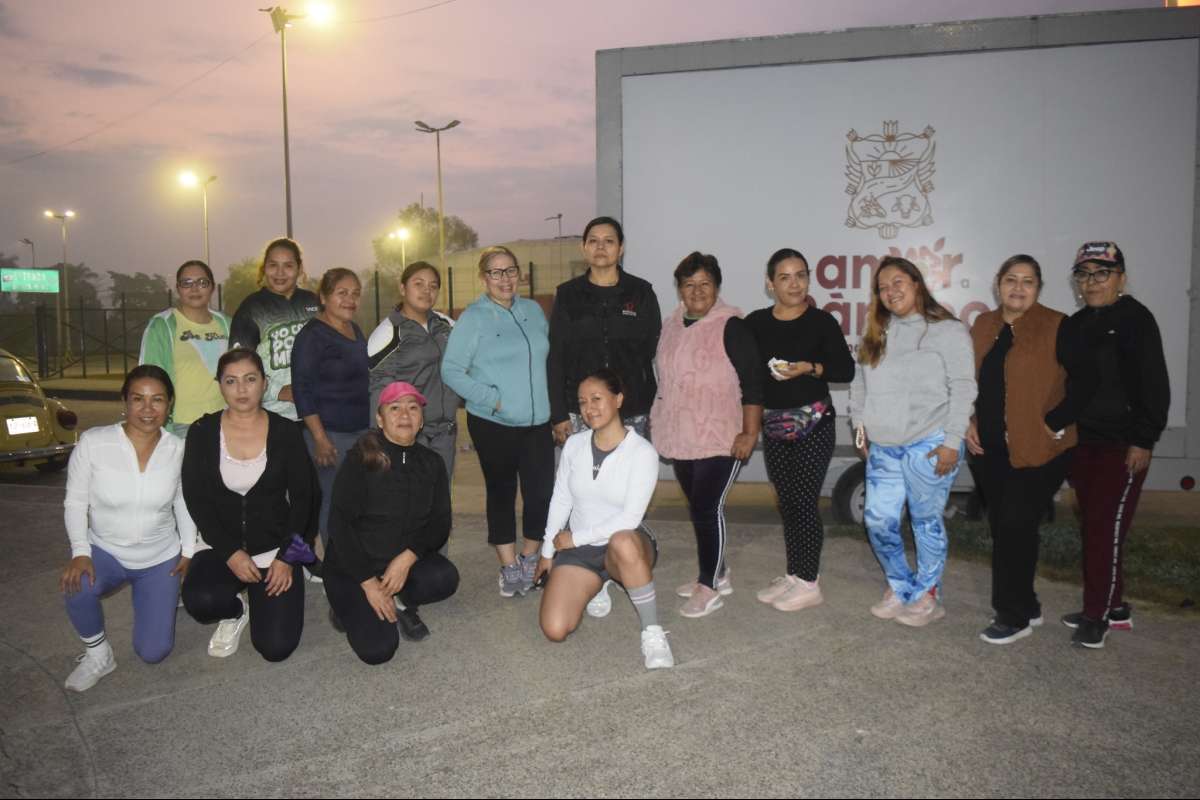 Disfrutan de su Caminata Matutina con la Nutrióloga Isa San Martín