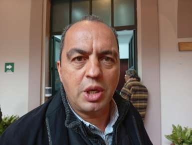 Ayuntamiento local invita a comerciantes establecidos e informales a pagar el refrendo de su actividad.