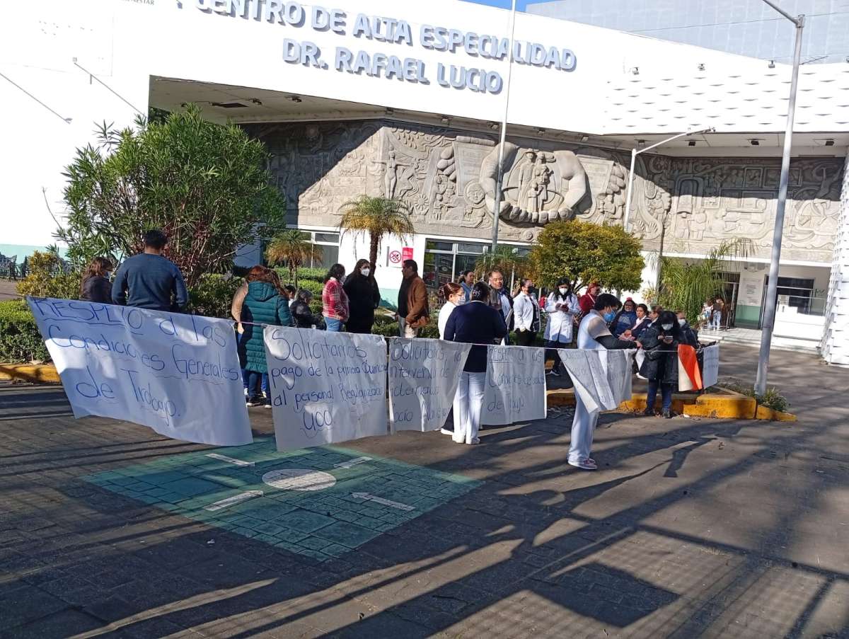 Trabajadores del CAE Doctor Rafael Lucio bloquean la Avenida Ruiz Cortines en demanda de pago de salarios y bono decembrino