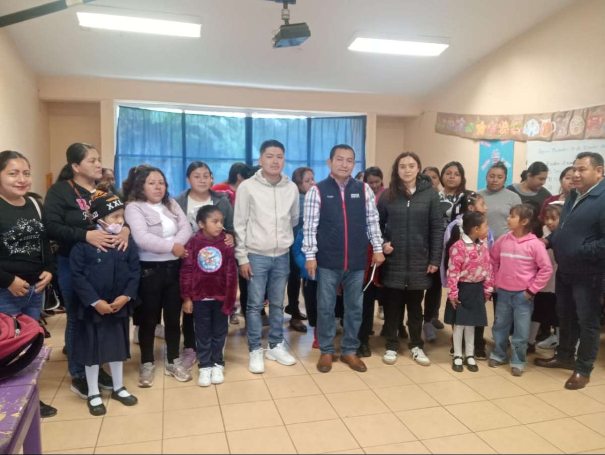 Agradecen a la SEV padres de familia de la localidad de Tepecoxtla por atender su petición de un docente en la escuela