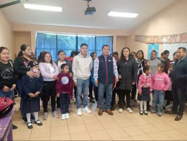 Agradecen a la SEV padres de familia de la localidad de Tepecoxtla por atender su petición de un docente en la escuela