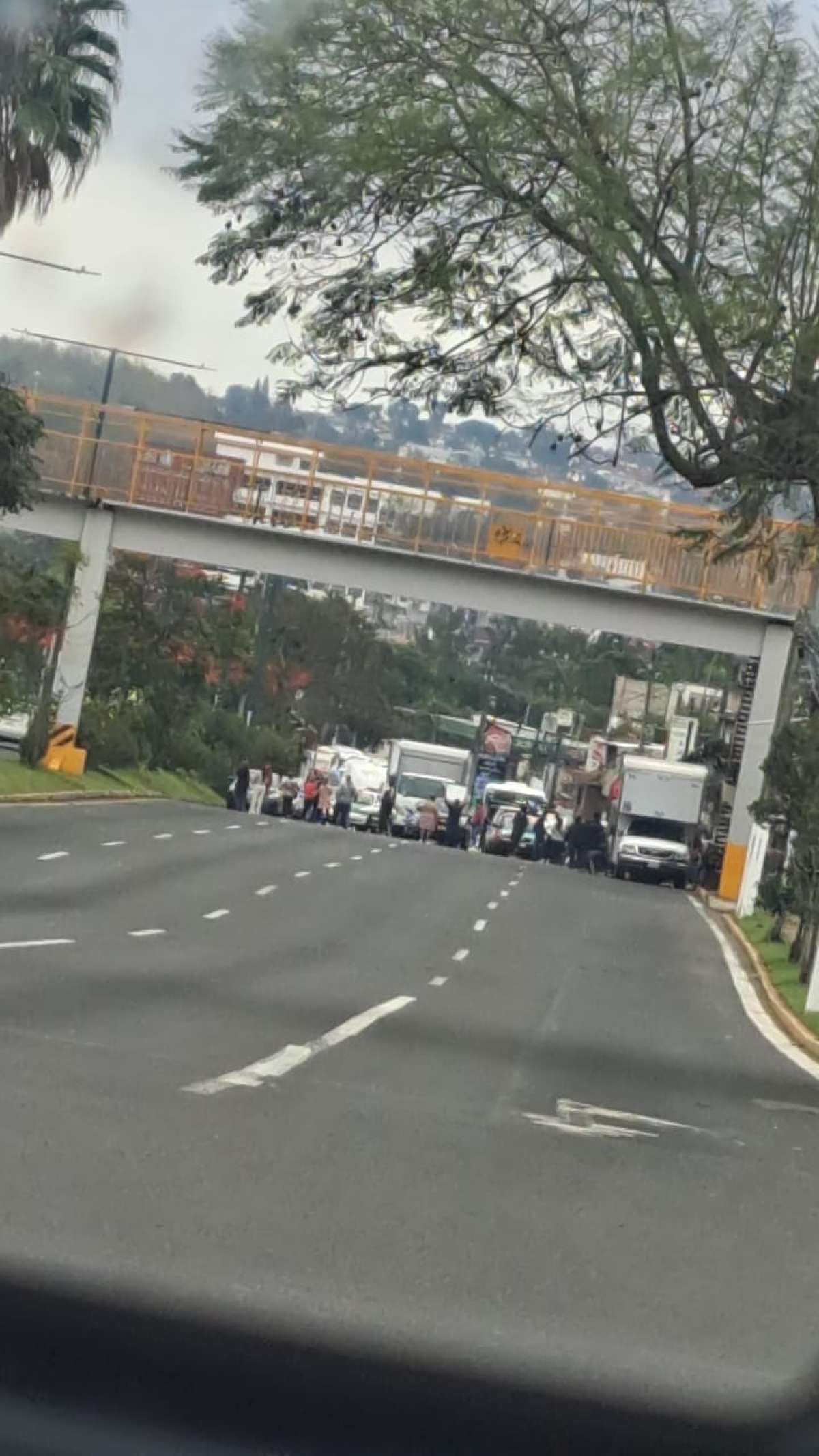Bloquean bulevar Xalapa-Banderilla madres de familia de la Escuela Secundaria Experimental de Xalapa