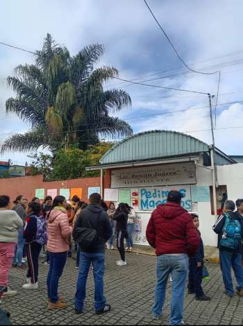 Padres de familia toman escuela primaria de Teocelo, exigen a la SEV asigne dos maestros