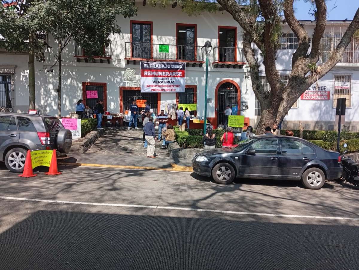 Ahora son los trabajadores del Fideicomiso Fondo del Futuro a quienes les adeudan sus salarios, se manifiestan pacíficamente