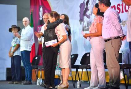 Tenemos una Presidenta de lujo, reitera Rocío Nahle al entregar tarjetas del Bienestar   