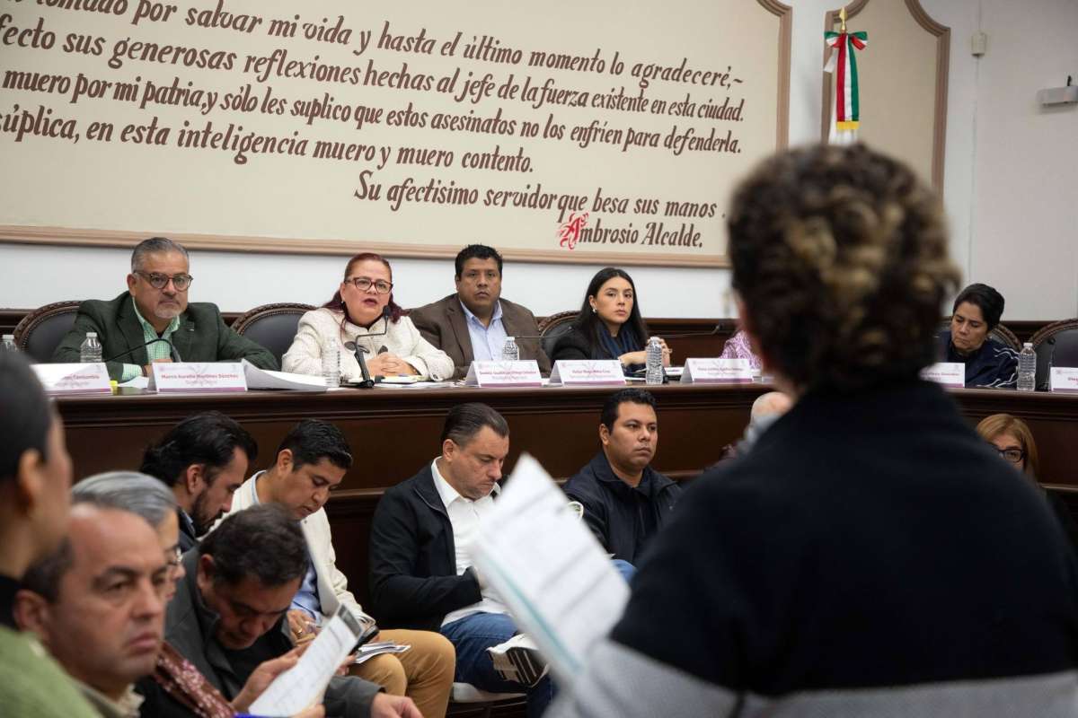 Cabildo de Xalapa trabaja ininterrumpidamente resolviendo y canalizando gestiones en el Día del Pueblo.