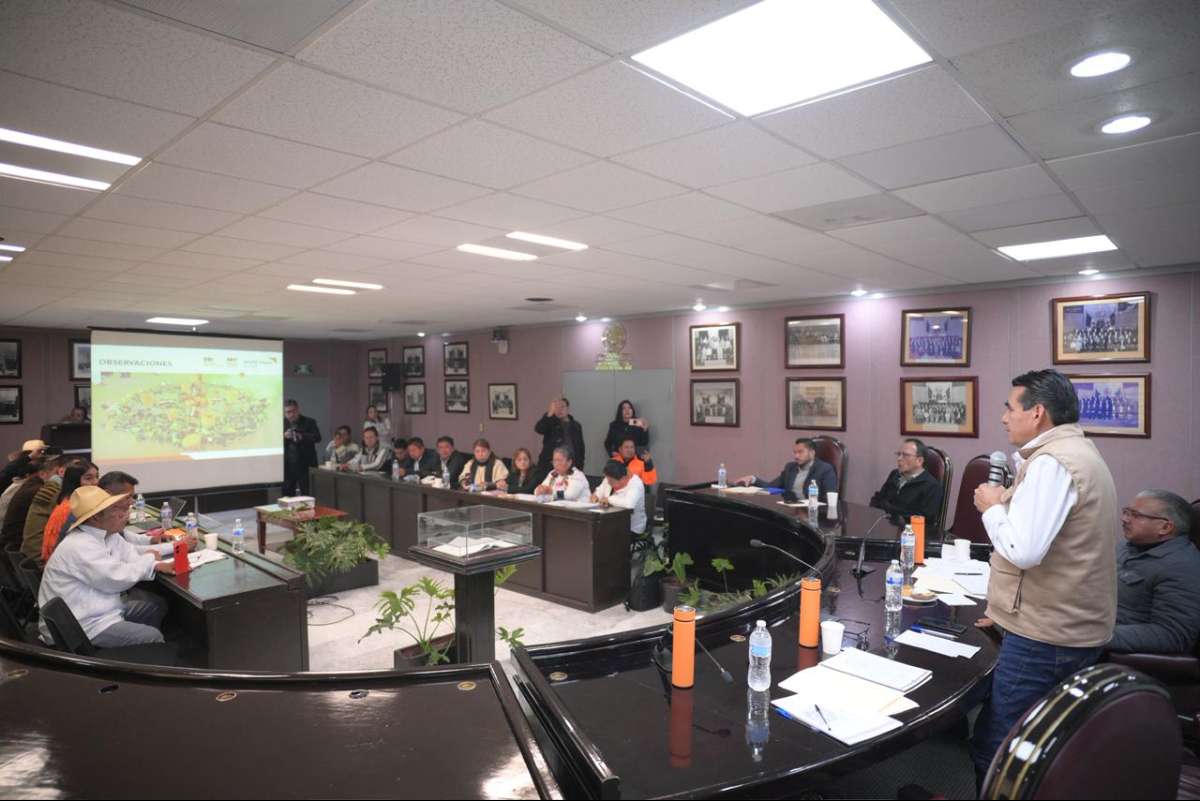 Atiende Esteban Bautista a maestros indígenas de las Altas Montañas   