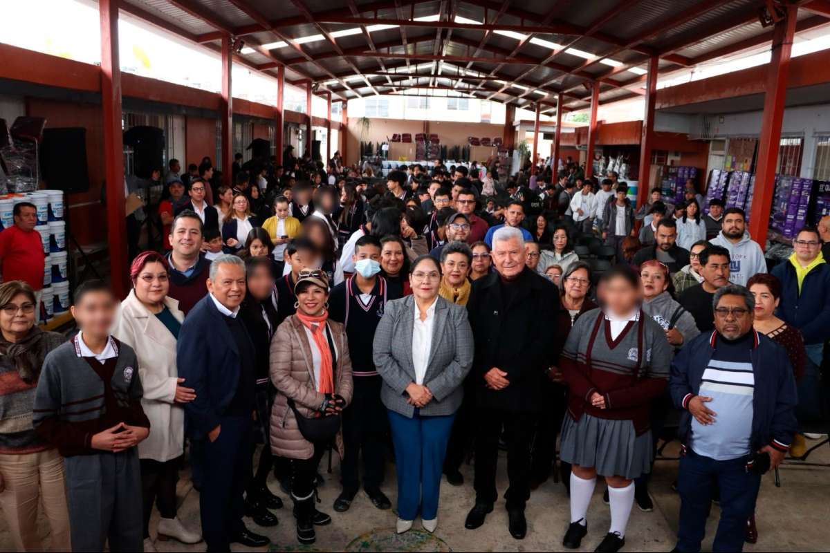 Entrega SEV pantallas, mobiliario y material de mantenimiento a escuelas de Xalapa   
