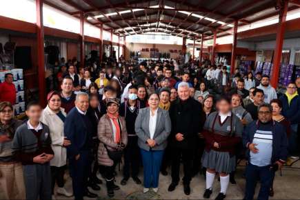 Entrega SEV pantallas, mobiliario y material de mantenimiento a escuelas de Xalapa   