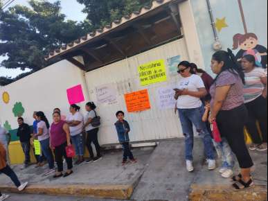 Padres de familia toman Jardín de Niños de Jalcomulco, exigen se designe a un intendente