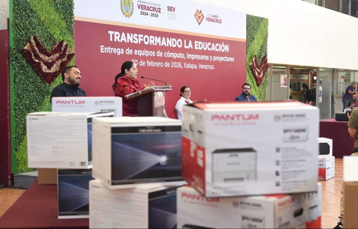 Distribuye SEV más de 10 mil paquetes escolares y equipo de cómputo   