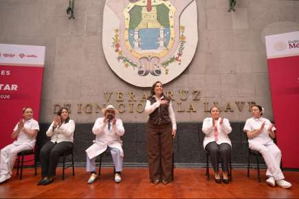 Entrega Rocío Nahle uniformes a personal hospitalario; anuncia compra de 60 ambulancias   