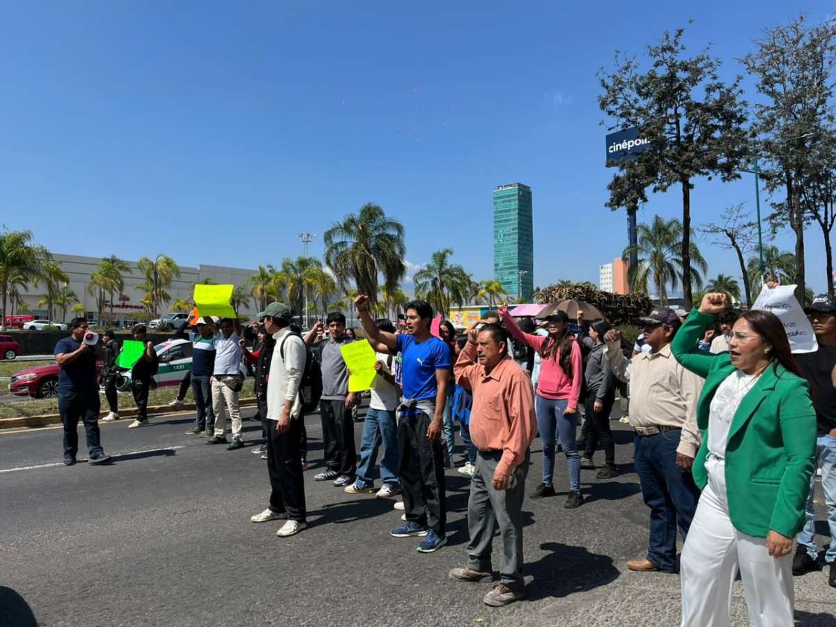 Estudiantes y deportistas bloquean Carretera Federal Xalapa-Veracruz al no tener respuesta a sus peticiones
