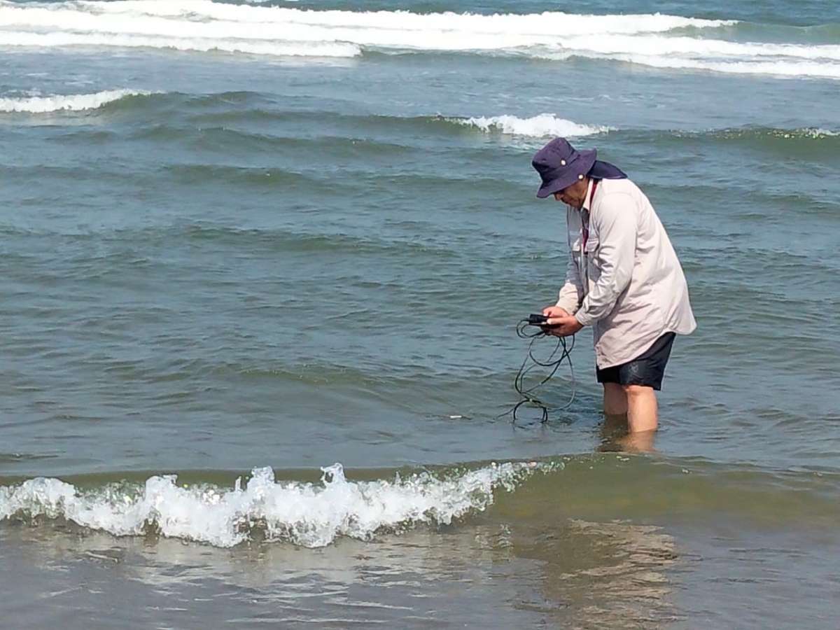 Toma Conagua muestras de muestras en playas del sur de Veracruz para verificar las condiciones ambientales del lugar