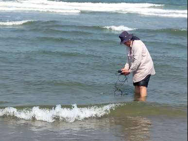 Toma Conagua muestras de muestras en playas del sur de Veracruz para verificar las condiciones ambientales del lugar