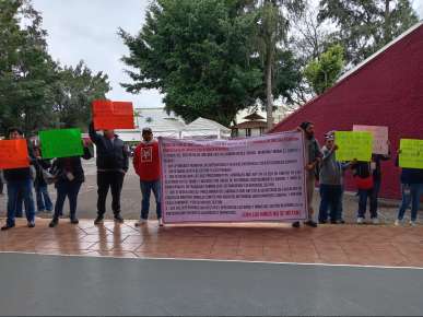 Padres de familia, directivos y docentes de e Córdoba y Orizaba se manifiestan en las oficinas centrales de la SEV