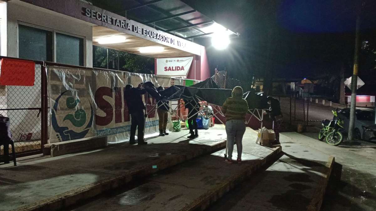 Tomas oficinas centrales de la SEV trabajadores del Programa Vasconcelos para exigir solución a conflicto laboral que enfrentan