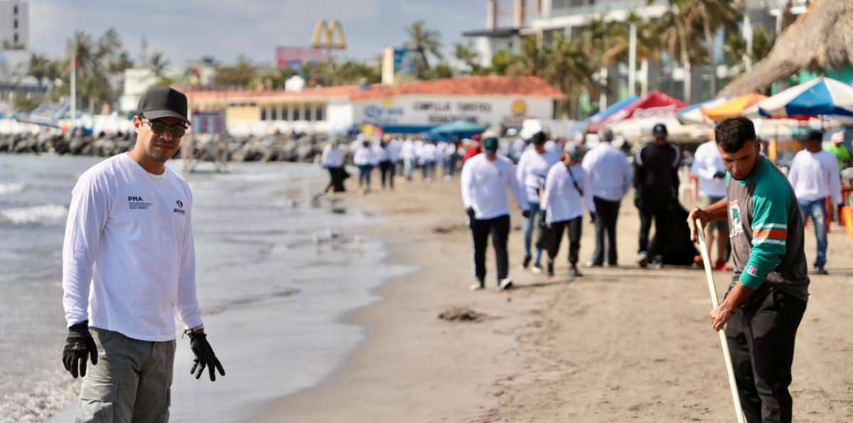 Suman esfuerzos autoridades y ciudadanía en limpieza de playas Martí y Villa del Mar, en Veracruz   
