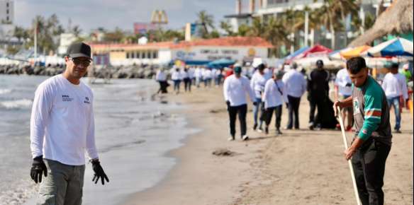 Suman esfuerzos autoridades y ciudadanía en limpieza de playas Martí y Villa del Mar, en Veracruz   