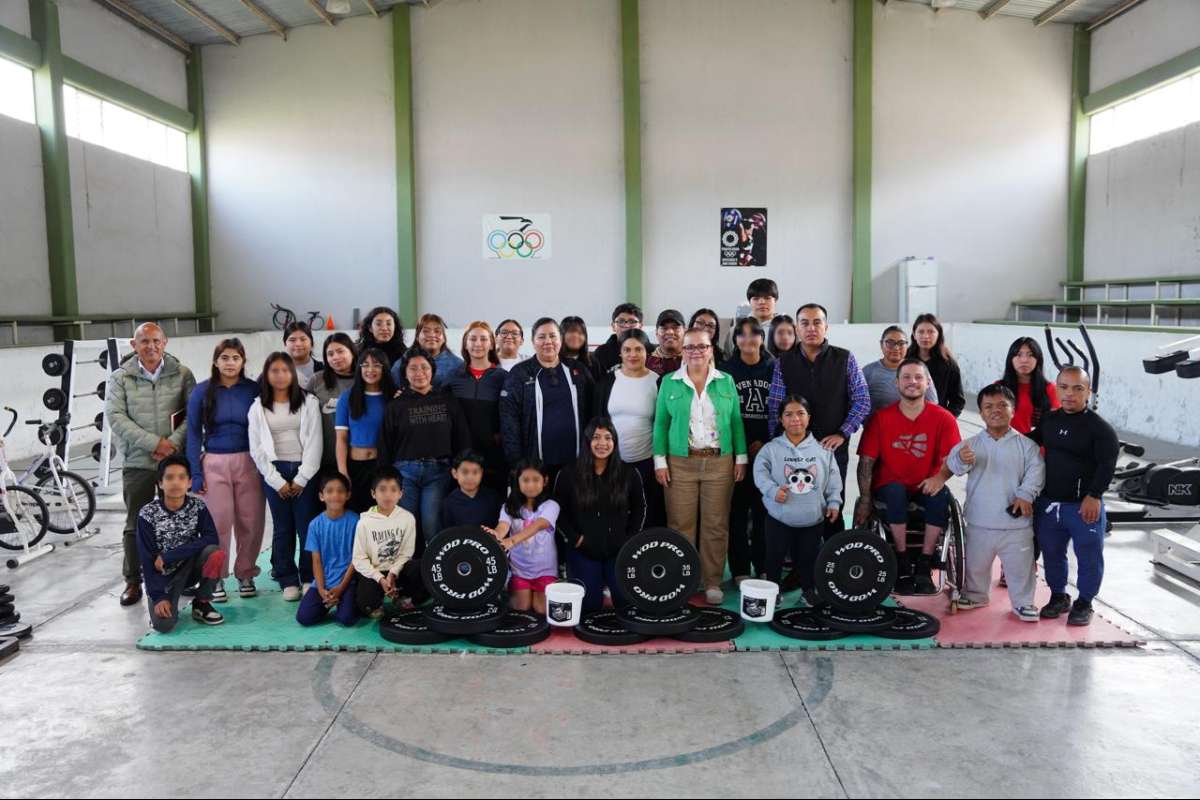 En fomento al deporte, atletas de levantamiento de pesas recibieron materiales de entrenamiento