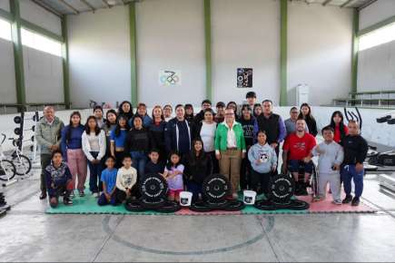 En fomento al deporte, atletas de levantamiento de pesas recibieron materiales de entrenamiento